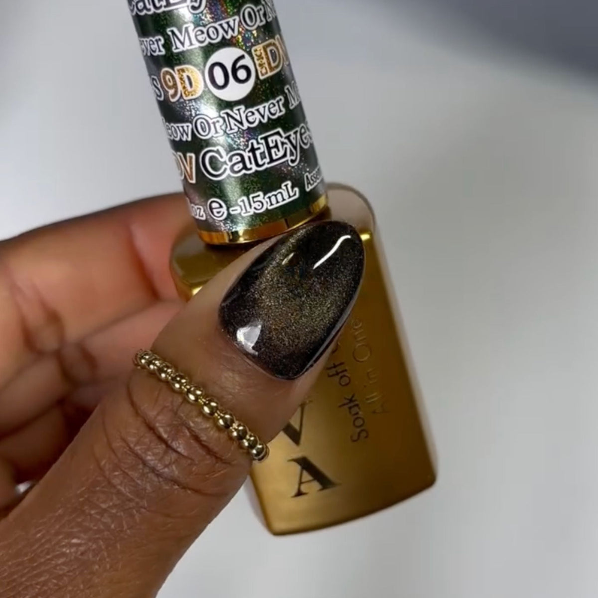 DIVA 9D #6 Cat Eye Glassball - Meow Or Never swatch