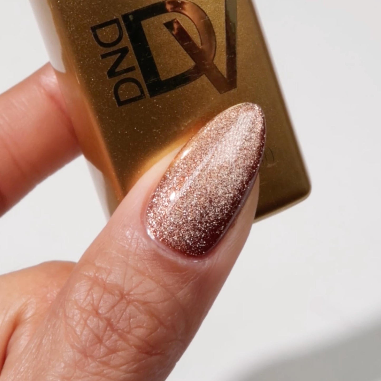 DIVA 9D #18 Cat Eye Candy - Toffee Crisp
