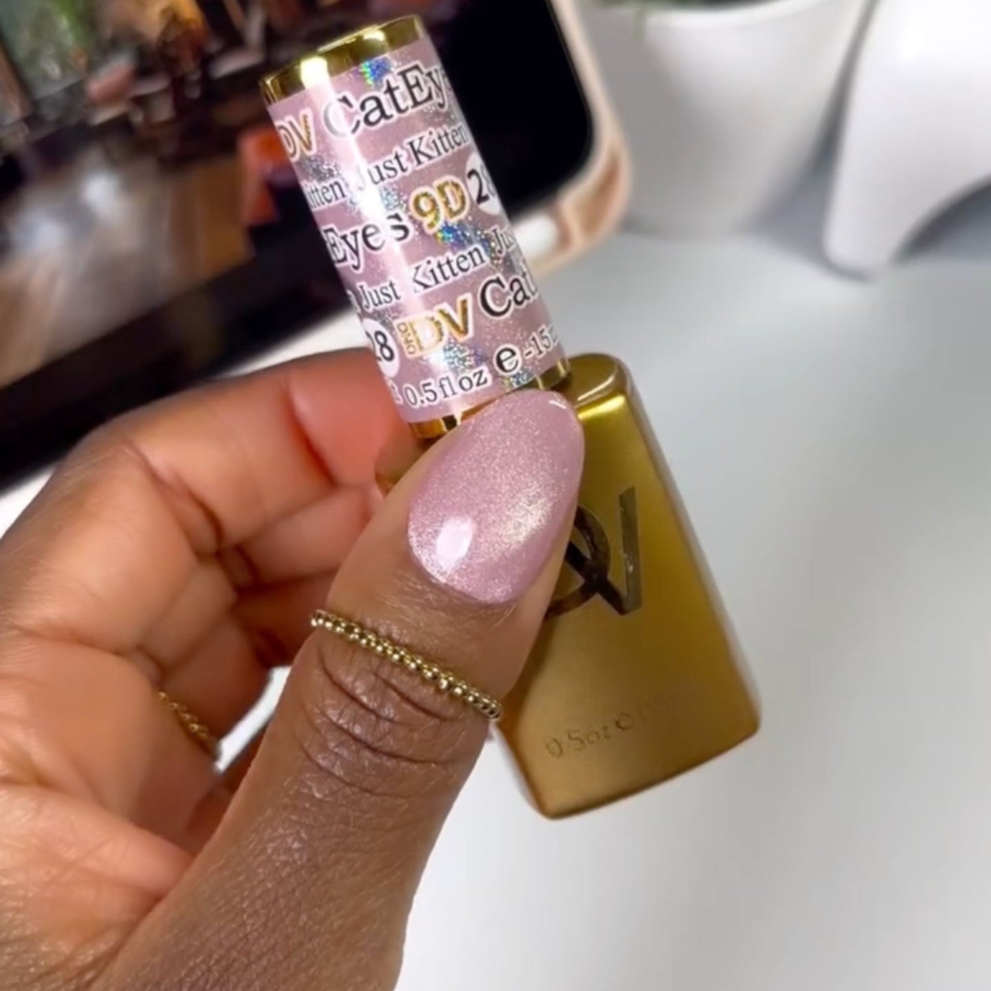 DIVA 9D #28 Cat Eye Daydream - Just Kitten swatch