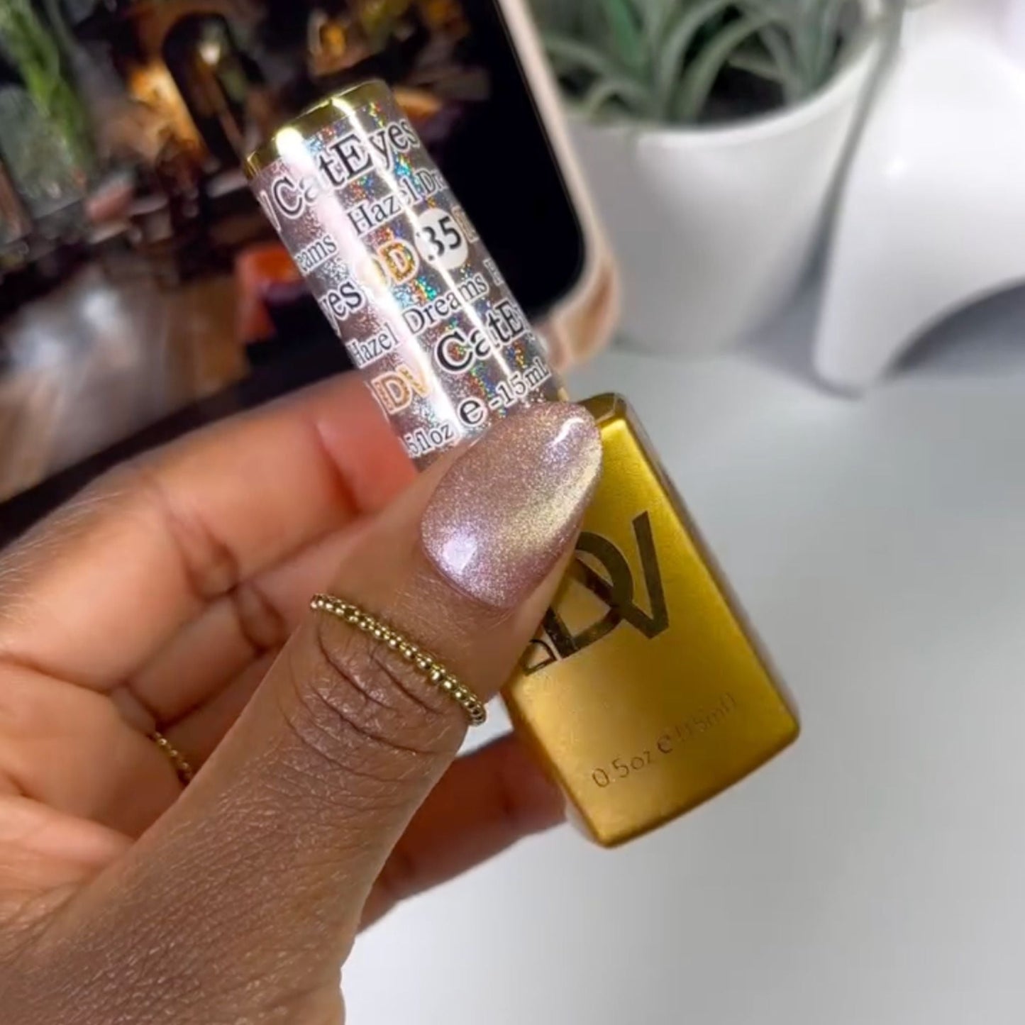 DIVA 9D #35 Cat Eye Daydream - Hazel Dreams swatch